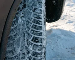 Павел Федяев рассказал о штрафах по КоАП РФ за изношенные зимние шины pavel fedyaev rasskazal o shtrafah po koap rf za iznoshennye zimnie shiny-t-nw-ru-0