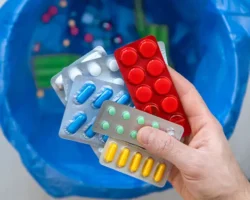 Шамиль Султанов объясняет, как утилизировать лекарства без штрафа shamil sultanov obyasnyaet kak utilizirovat lekarstva bez shtrafa-t-nw-ru-0