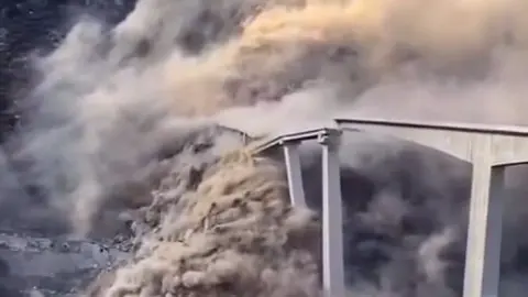 Автомобильный мост в Китае частично обрушился из-за оползня