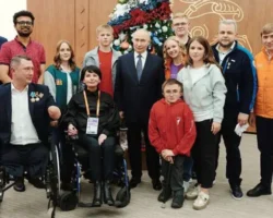 Денис Паслер вместе с волонтерами Свердловской области поддерживает Путина denis pasler vmeste s volonterami sverdlovskoj oblasti podderzhivaet putina-t-nw-ru-0