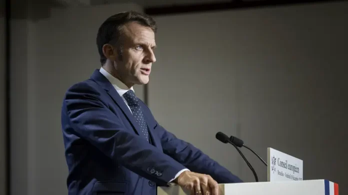 makron formiruet koalicziyu v parizhe stalkivayas s kritikoj galeotti i sarkazmom peskova-t-nw-ru-0