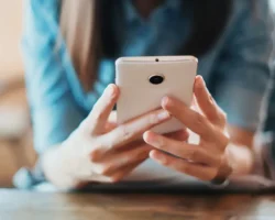 МВД России предупреждает о хищении данных через Госуслуги с помощью экрана телефона mvd rossii preduprezhdaet o hishhenii dannyh cherez gosuslugi s pomoshhyu ekrana telefona-t-nw-ru-0