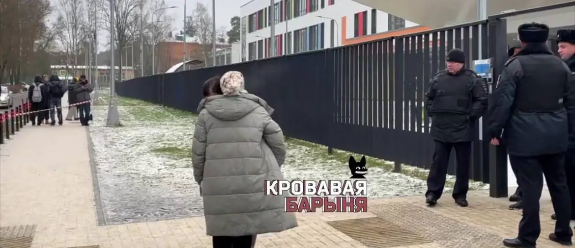 Мать убитого четвероклассника расплакалась перед входом в школу в Одинцове