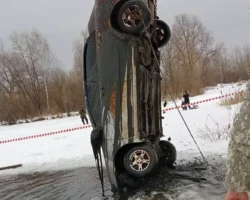 v novosibirskom rajone na ozere ples spasateli podnyali avto s muzhchinoj spustya 13 let-t-nw-ru-0