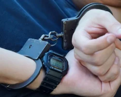 v odinczove zaderzhan kurer moshennikov pytavshijsya pohitit dva milliona-t-nw-ru-0