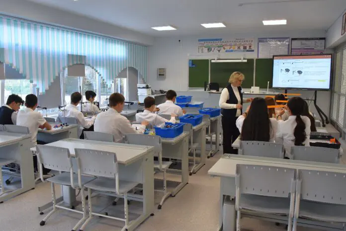 Денис Паслер и федеральный центр обновляют школы Свердловской области-0