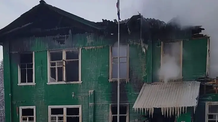 В Новгородской области второй день не могут потушить деревянную школу