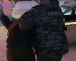 Росгвардия задержала участника конфликта с бутылкой в подъезде Москвы rosgvardiya zaderzhala uchastnika konflikta s butylkoj v podezde moskvy-t-nw-ru-0