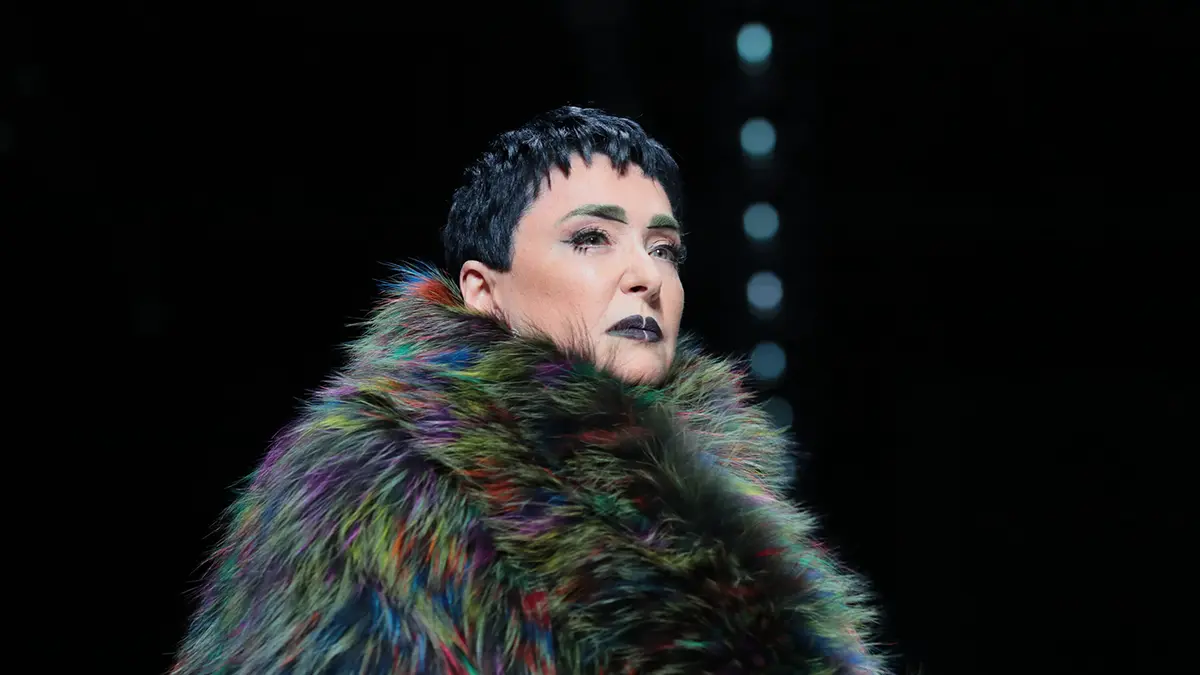 В Сети раскритиковали Лолиту за странные танцы на сцене