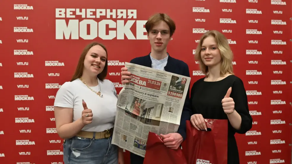 Куратор-организатор Дарья Лысова и участники конкурса Федор Елисеенко и Ульяна Сорокина во время экскурсии