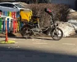 Москва заботится. Ребенок на самокате и водитель электровелосипеда moskva zabotitsya rebenok na samokate i voditel elektrovelosipeda-t-nw-ru-0