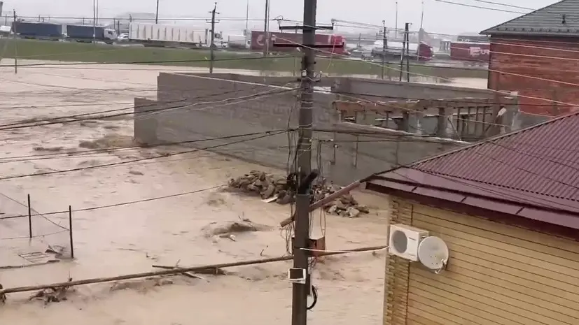 «В такой воде она точно захлебнулась бы»: сотрудник кафе в Махачкале спас девочку во время наводнения