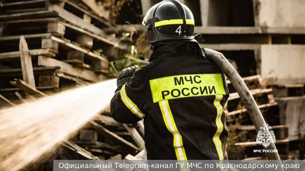 Пожар на нефтебазе произошел из-за падения обломков БПЛА на Кубани