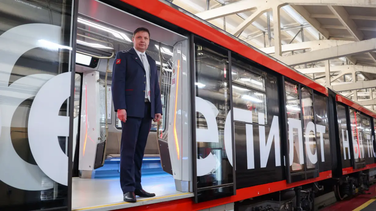 Машинист Антон Малахов у беспилотного поезда в депо «Замоскворечье»