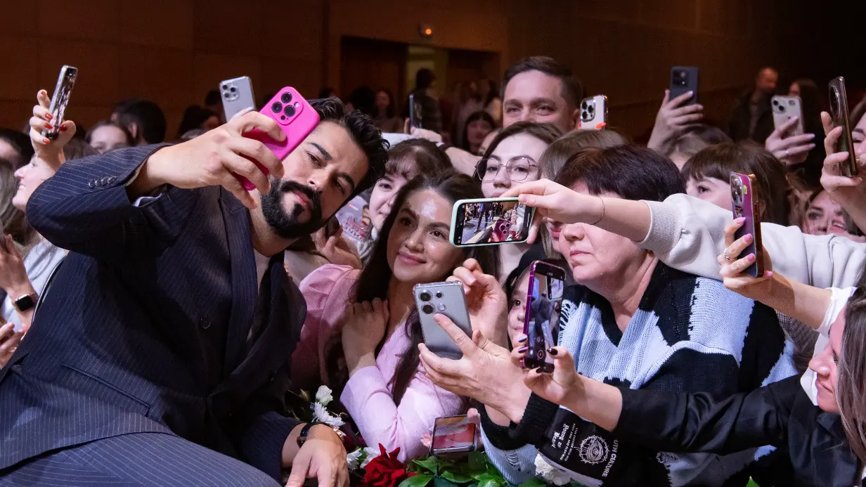 Актер Бурак Озчивит фотографируется с российскими поклонниками после киноконцерта «Музыка турецких сериалов»