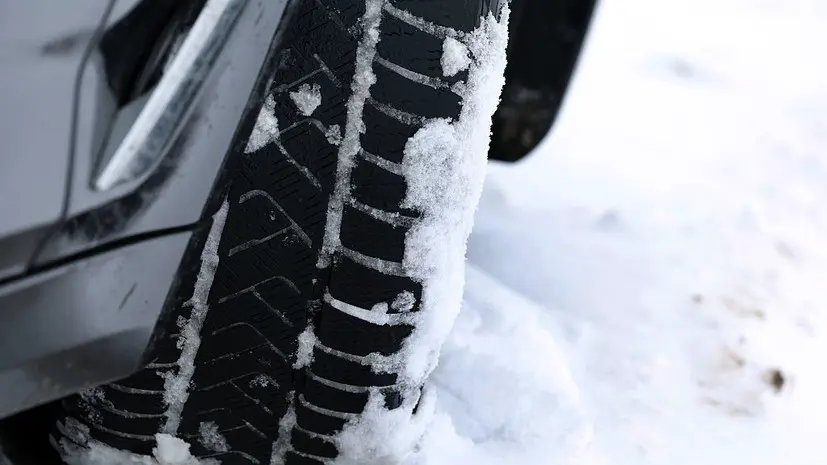 Автоэксперт Попов: возвращаться на зимнюю резину из-за снега не стоит