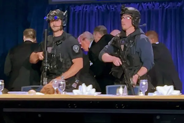 Огонь был открыт около основного пункта досмотра с металлодетекторами. Сотрудники Секретной службы США экстренно эвакуировали Трампа со сцены. Глава государства не пострадал. (Bo Erickson / Reuters)