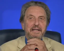 errol mask ilon eshhe rebenkom zachityvalsya dostoevskim i tolstym-t-nw-ru-0
