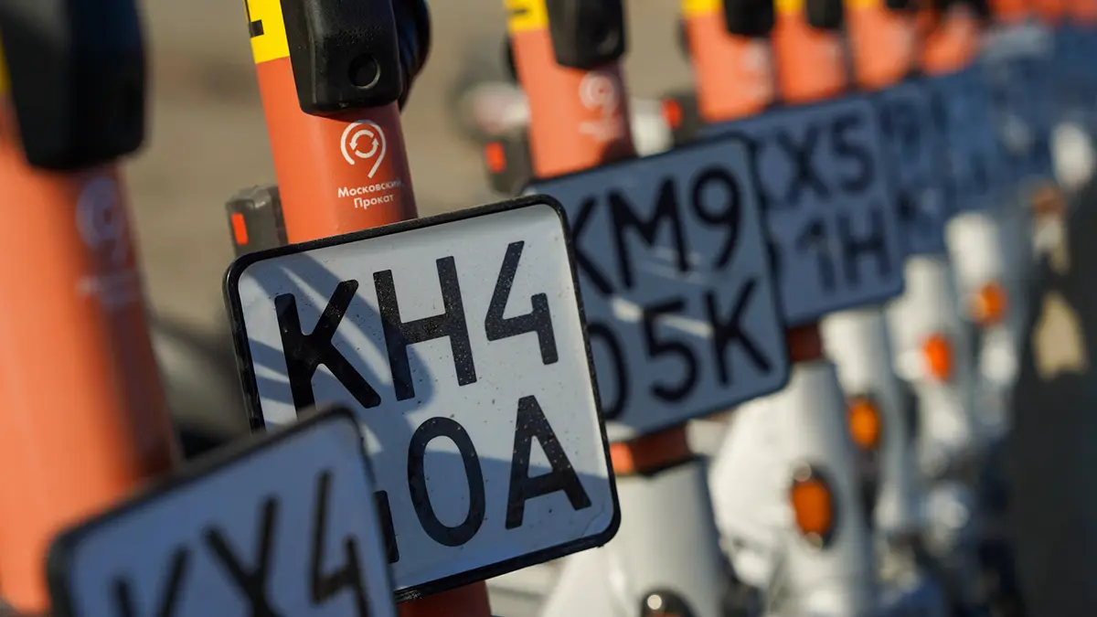 В Сочи мужчина утопил в реке двенадцать электросамокатов, его разыскивают