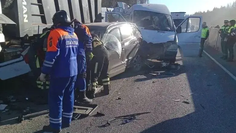 Девять человек пострадали в ДТП с участием пяти автомобилей в Ленобласти