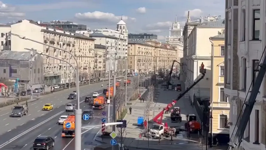 Специалисты проводят промывку дорог и тротуаров в Москве с шампунем после зимы