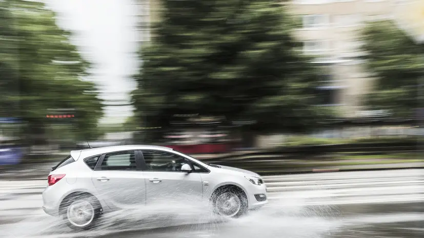 Автоэксперт Баканов назвал гидроудар главной опасностью при езде по лужам