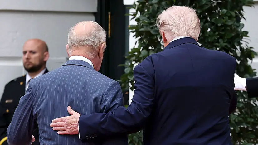 Эксперт по этикету Баранова объяснила жест Трампа на встрече с Карлом III