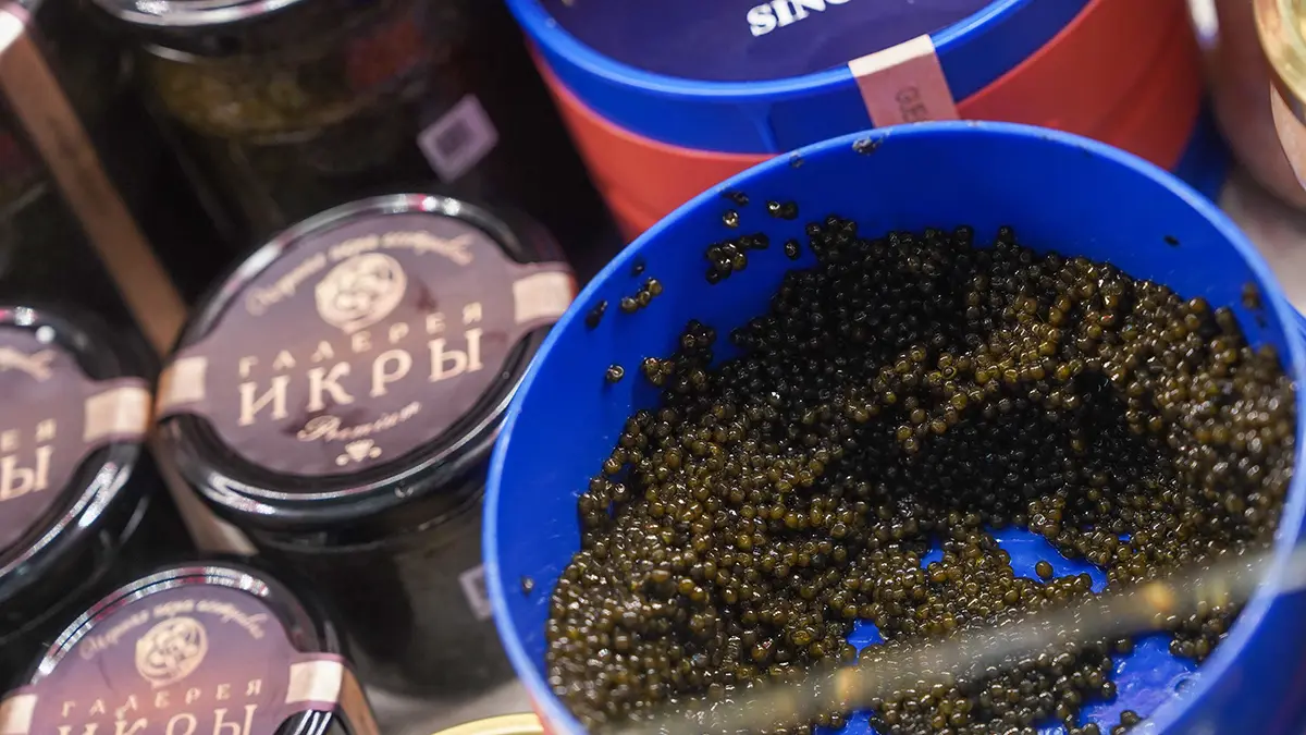 Троих продавцов черной икры задержали в Москве