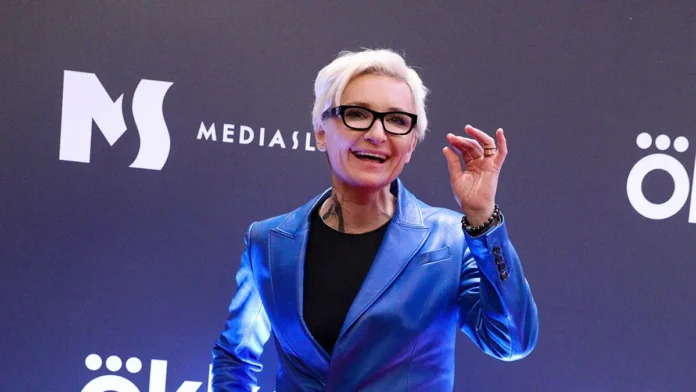 diana arbenina i doch marta s radostyu poziruyut na progulke-t-nw-ru-0