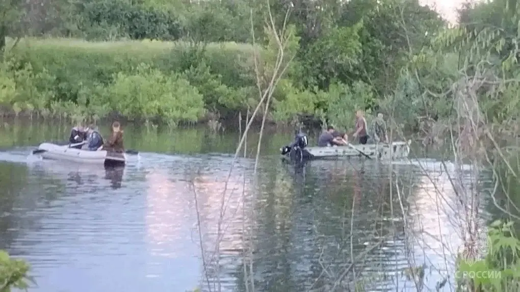 На Алтае ищут упавших в озеро двух детей и мужчину