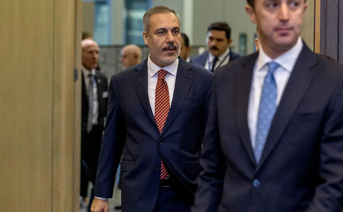 Хакан Фидан (в центре) (Omar Havana / Getty Images)