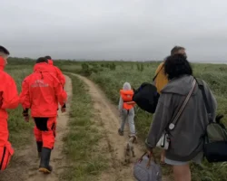 Спасатели МЧС помогли семье, застрявшей на пляже из-за паводка spasateli mchs pomogli seme zastryavshej na plyazhe izza pavodka-t-nw-ru-0