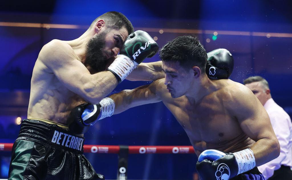 Артур Бетербиев и Дмитрий Бивол (Richard Pelham / Getty Images)