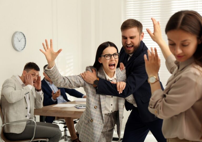 Как сохранить позитивные отношения с коллегами в предновогоднюю неделю