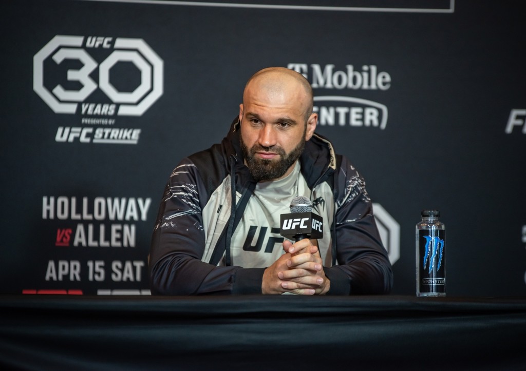 Боец UFC Азамат Мурзаканов