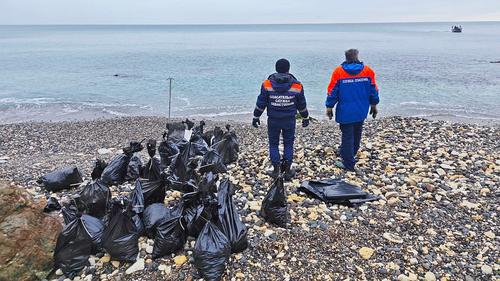 «Царский» пляж в Севастополе стал немножко «Мазутный»