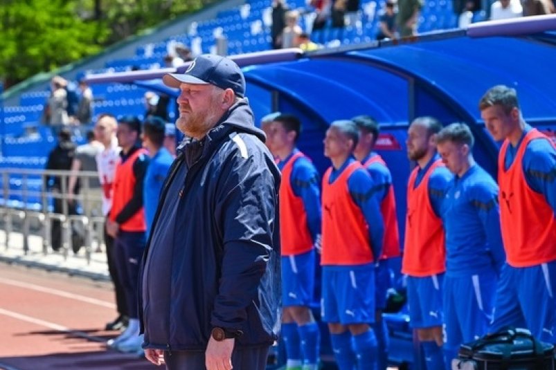 Главный тренер ФК &quotДинамо-Владивосток&quot Михаил Сальников во время матча в сезоне 2024 года ФК &quotДинамо-Владивосток&quot