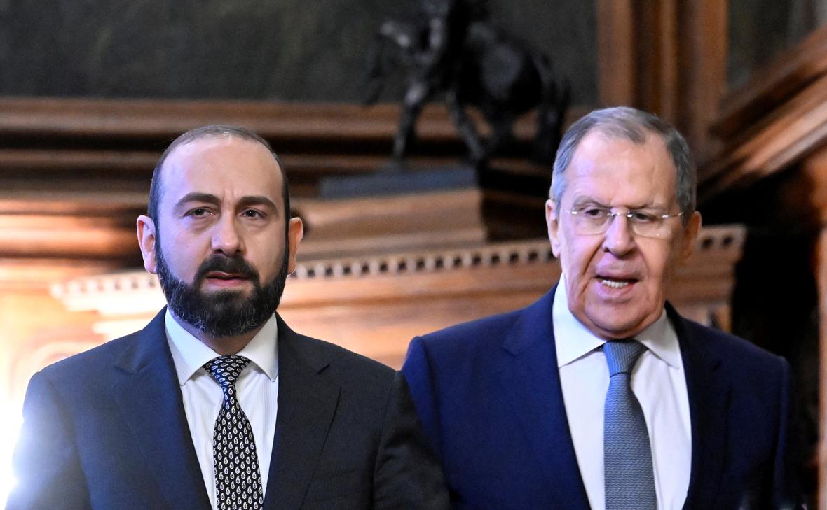 Арарат Мирзоян и Сергей Лавров (Александр Неменов / Reuters)