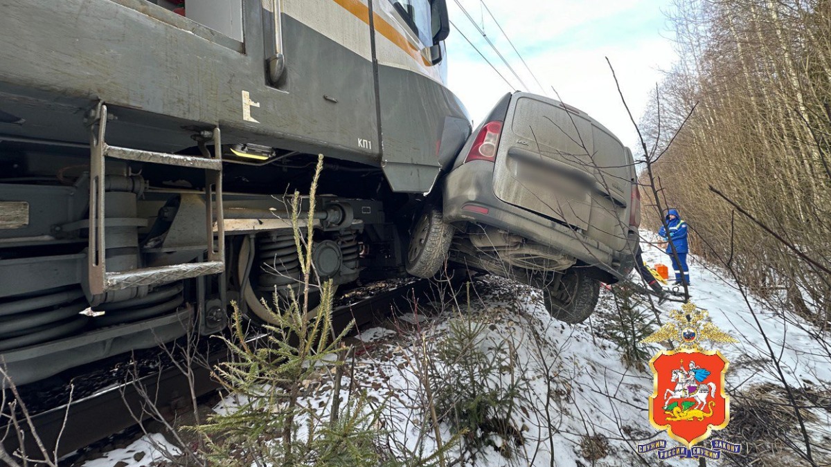 Электричка снесла автомобиль Lada Largus возле подмосковной Дубны, есть погибший