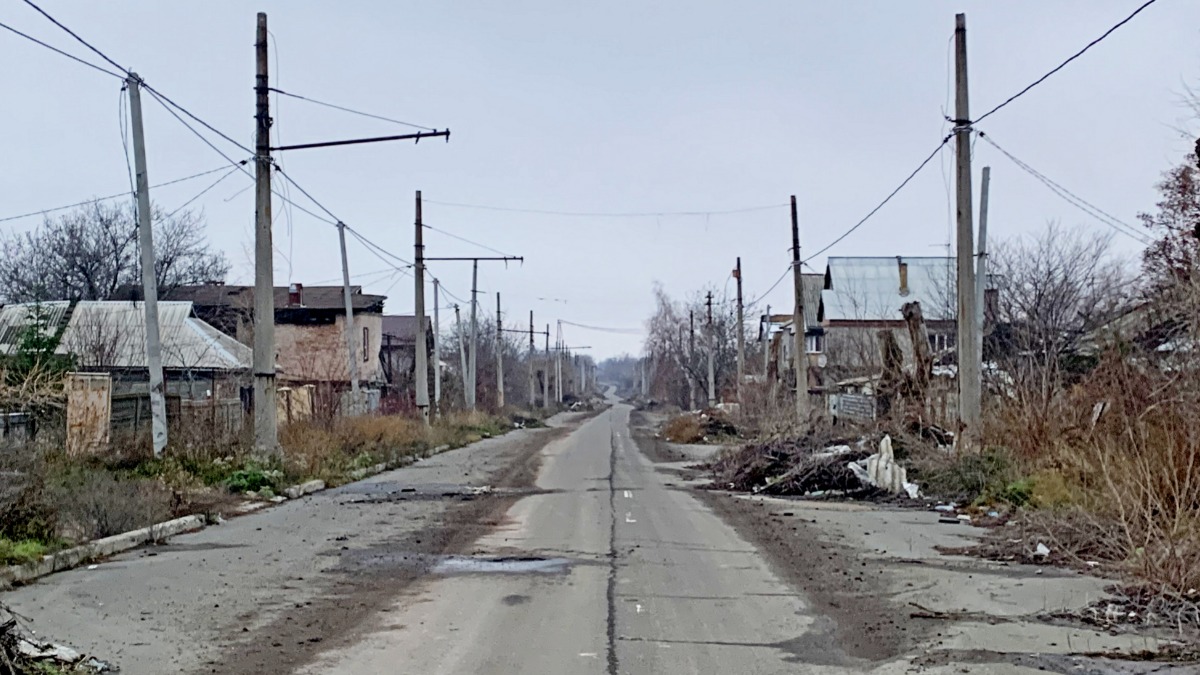 Улица Взлетная после обстрела со стороны украинских националистов. Сейчас в этих разрушенных домах практически никто не живет