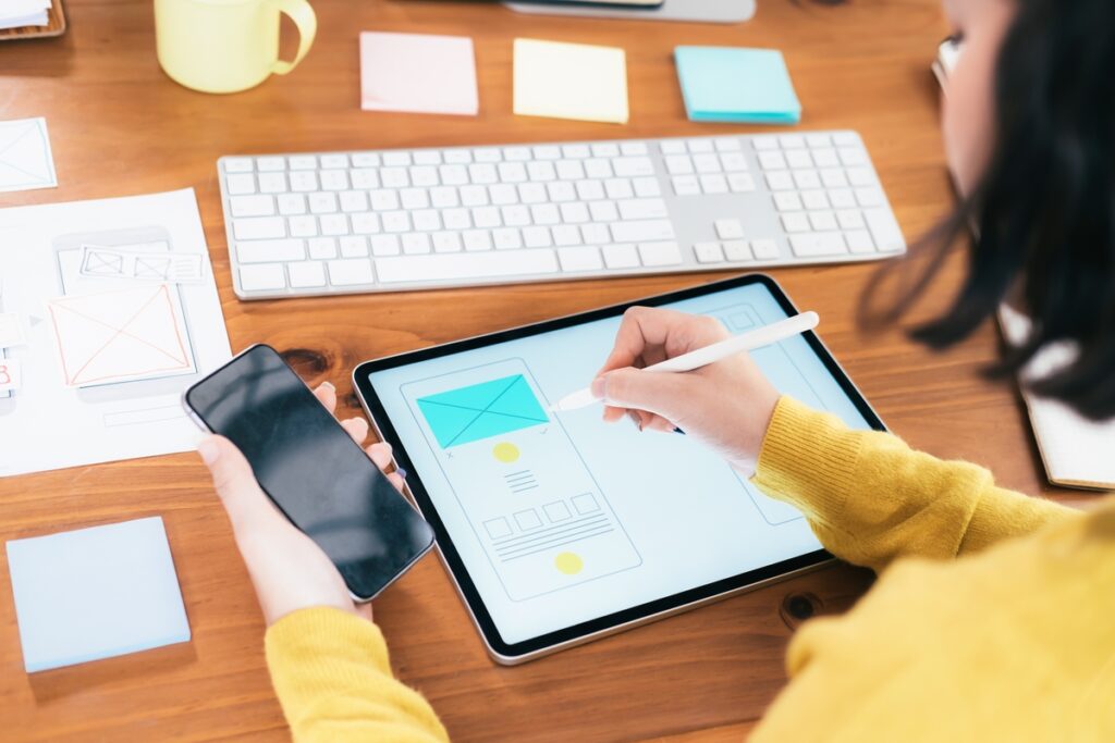 девушка разрабатывает интерфейс для программы