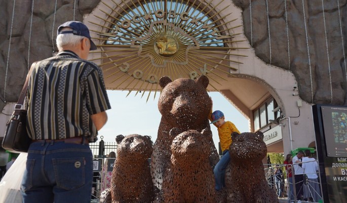 В Московском зоопарке соединили двух малайских медвежат Лучика и Звездочку