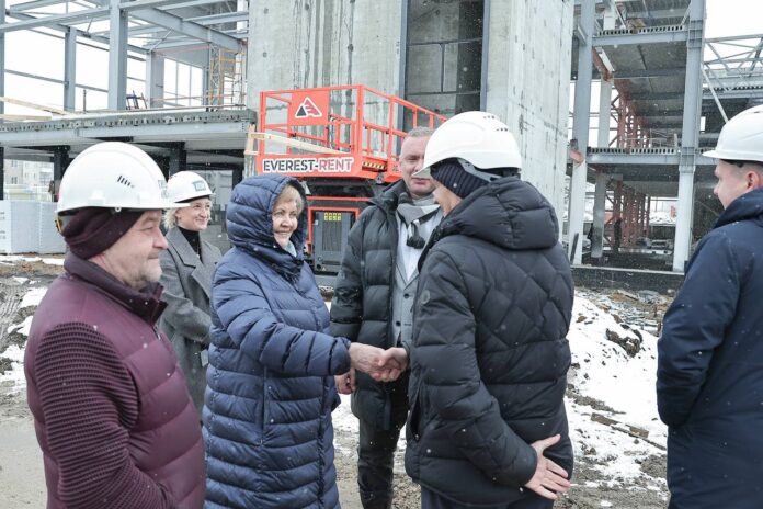 Людмила Бабушкина в Богдановиче оценила стройку комплекса Родина и Центра спортивной подготовки-0