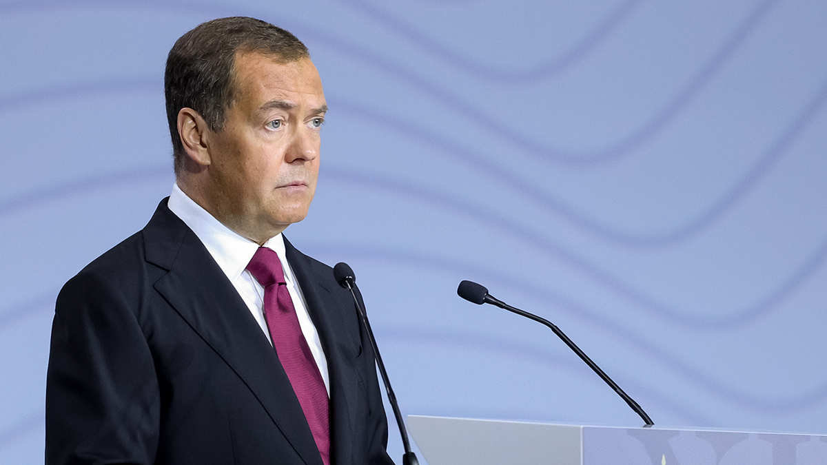 Медведев: Зеленского повесят в Киеве, если он одобрит сделку по недрам с США