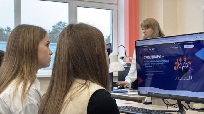 Школьники Свердловской области осваивают IT-технологии при поддержке Минпросвещения России-0