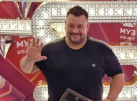 Светская интрига Стаса Костюшкина и Сергея Жукова вокруг хита Капают слезки svetskaya intriga stasa kostyushkina i sergeya zhukova vokrug hita kapayut slezki-tstpp-ru-174338189700-0