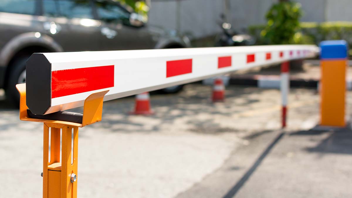 Незаконный шлагбаум вблизи административного здания демонтировали в центре Москвы