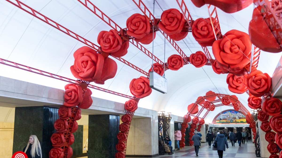 Более 400 украшений в виде гигантских роз появятся на станции метро «Трубная»