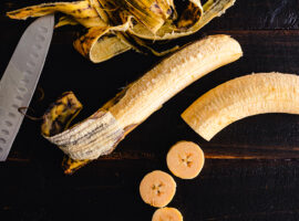 Антон Прокофьев раскрыл секрет идеального ножа для вдохновенной готовки PeeledAndSlicedPlantainsOnADarkWoodBackgroundRaw