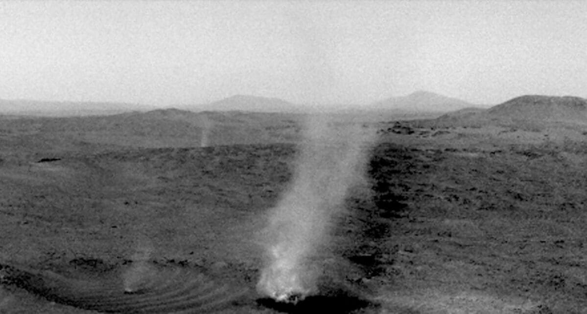 NASA и Perseverance запечатлели удивительное слияние пылевых вихрей на Марсе-0